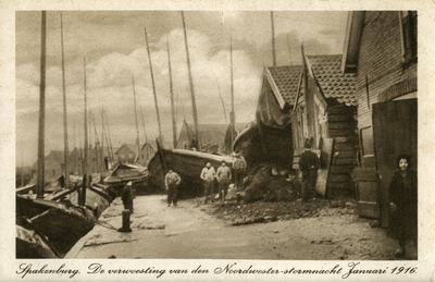 8969 Afbeelding van de verwoestingen door de storm van 13/14 januari 1916 in de haven van Spakenburg (gemeente ...